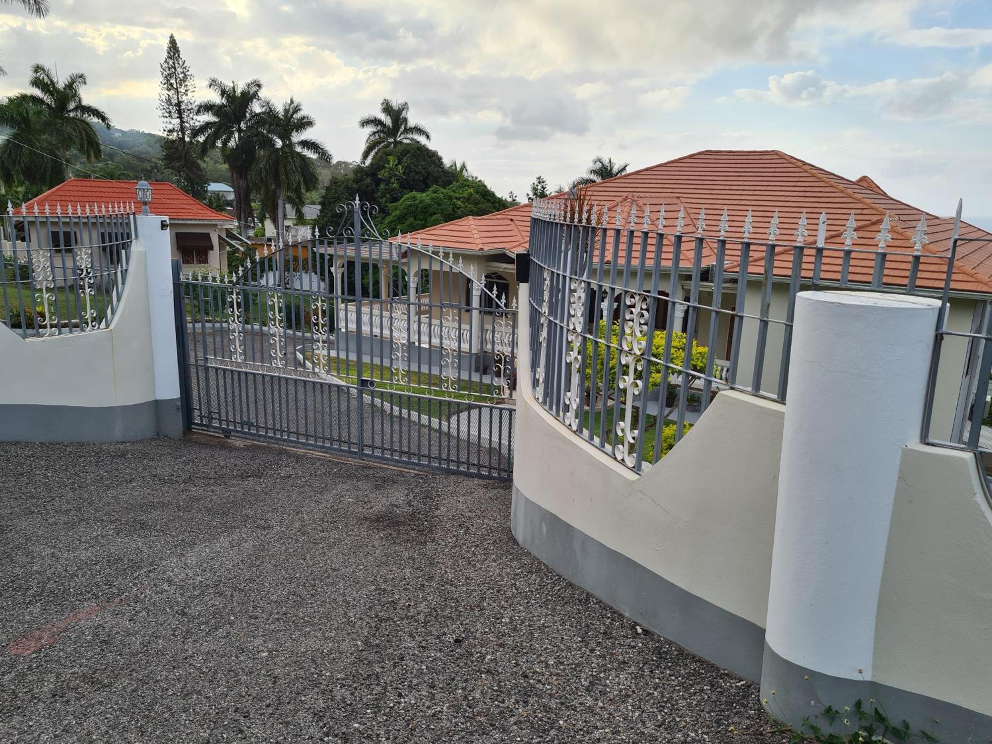 Beautiful 2-Bed Apartment In Montego Bay Exterior photo